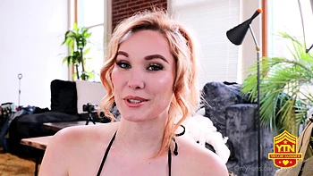 Rubia se masturba sola con juguetes