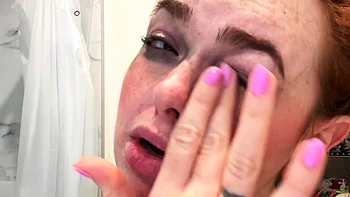 Jeune amateur branle devant la webcam pour ses fans