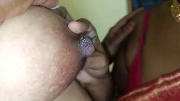 Индийская домохозяйка изменяет с горничной, лижут груди в лесбийском порно