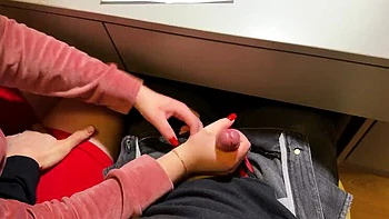 Coleguinha recebe punheta debaixo da mesa na aula de matemática - POV teen doce