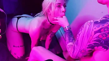 Loira safada determinada a ferrar o jogo com lambidas na buceta