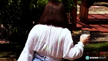 Милф Милли Маркс мастурбирует с огромными сиськами соло