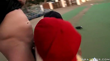 Bridgette B & Angelina Valentine: Geile Titten-Schlampen teilen draußen großen Schwanz