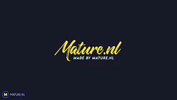 41-jährige blonde MILF wird vom Fußfetisch nass gemacht