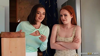 Тройничок с большим членом Эллы Хьюз и подруг