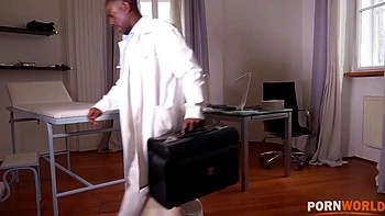 Blonde baisée au cul par la grosse queue noire du Doc