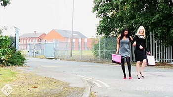 Ebony tetona pilla a compañero olfateando sus bragas y le chupa el culo