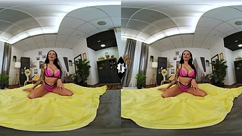 Мэдди Блэк мастурбирует в нижнем белье