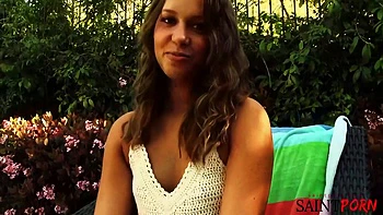 Liza Rowe gime mientras Mike le lame el coño peludo