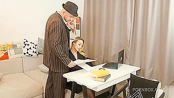 Patronne blonde teen se fait enculer au bureau