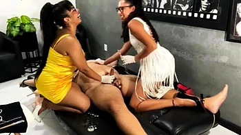 Namorada morena vendada em ménage à trois