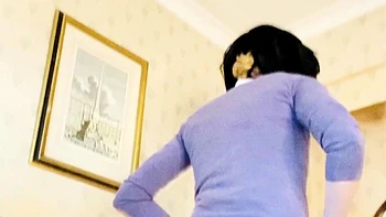 Любительница блондинка мастурбирует анально одна