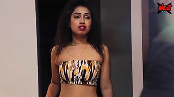 Loira chupando e cavalgando estilo cowgirl