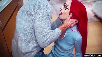 Ruiva teen engole pau grande até o fundo