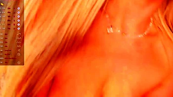 Blonde Babe mit riesigen Titten zieht BH aus