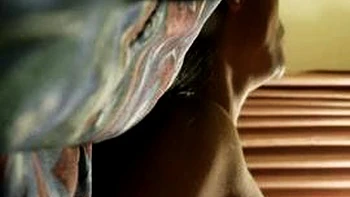 Asiatique gémissante en suçant et léchant chatte