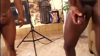 Geile Blondine mit großen Titten bekommt heftige Gesichts-Cumshots