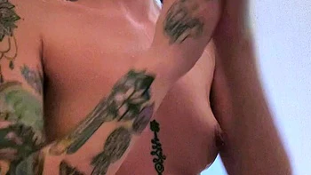 Chica teen se desnuda y se masturba en la ducha