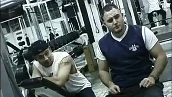 Dreier im Fitnessstudio: Aurora Snow fickt hart im Doggy