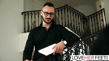 Майя Фаррелл и похоть с хватанием за щиколотки и футфетишем