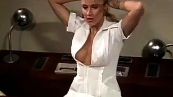 Cheri Taylor chupando e lambendo no estilo MILF vintage