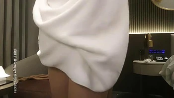 Amadora chinesa chupando e cavalgando de quatro