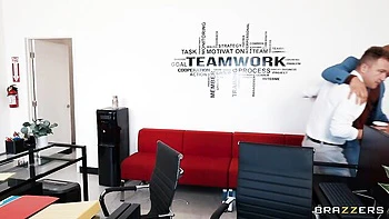 Kira Noir morena tetona monta polla negra grande