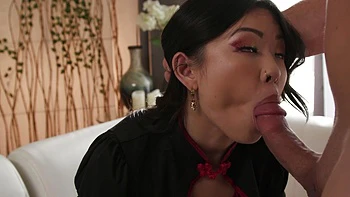 Nathan Bronson fode Lulu Chu duro na posição cachorro