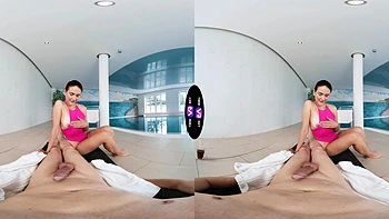 Vixi Rafi reitet und bläst im heißen Pool