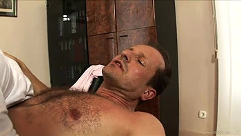 Brooklyn Lee follada duro sobre la mesa