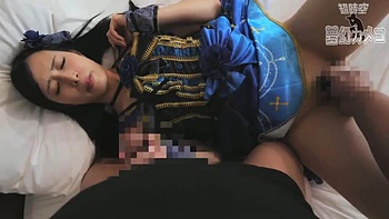 Chica asiática tímida de la universidad chupando y lamiendo