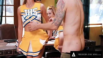 Coach universitaire baise anale les salopes Khloe & Kyler