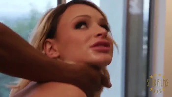 Доктор Эмма Хикс трахается с большим черным членом