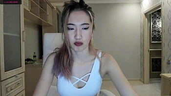 Sexy asiatisches Babe tanzt im Gym-Outfit