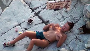 Ruiva fodendo anal com strap-on na praia