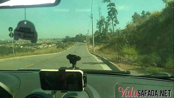 Levei ela num lugar tranquilo e ela quis transar na frente de uns caras.