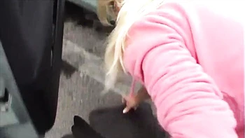 Блондинка Софи Мун голая моет машину соблазнительно