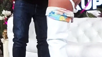 Nade e Sasha fazem um boquete sujo e profundo na cara