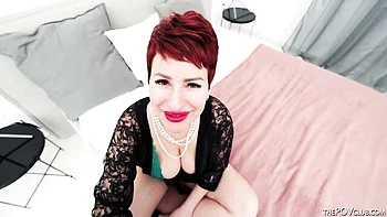 Liza Pinelli grosse poitrine baise en POV et goûte le sperme