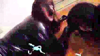 Le clava el strap-on profundo en la garganta y luego la folla en la vagina