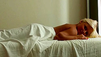 Schlanke Blondine Teen wird beim Massagefick doggy gefickt