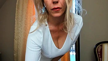 Loira amadora de peitinhos pequenos faz massagem safada