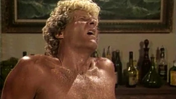 Rubia recibe una mamada sucia y follan su culo