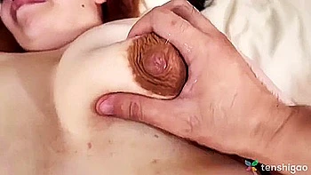 Esposa milf asiática goza nas tetas grandes POV