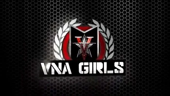 Рыжая мамка Чарли Чейз ласкает и дрочит киску