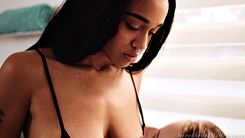 Beautés lesbiennes s’enculent dans la salle de bain - scène noir et blanc