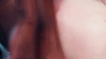 Pícara pelirroja llena con enorme polla negra