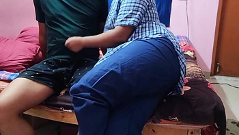 Demi-frère indien se branle avec sa photo nue dans la salle de bain