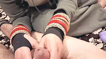 Desi Hotwife massiert Schwanz und fickt hart