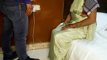 La chatte juteuse de la bhabhi desi prise par le tuyau épais du plombier